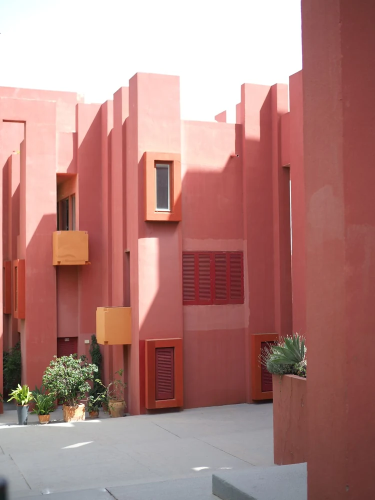 Architecture en terre cuite photographiée par Benjamin Damm, présentée dans un recadrage géométrique